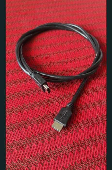 Cablu HDMI original în perfectă stare de funcționare.