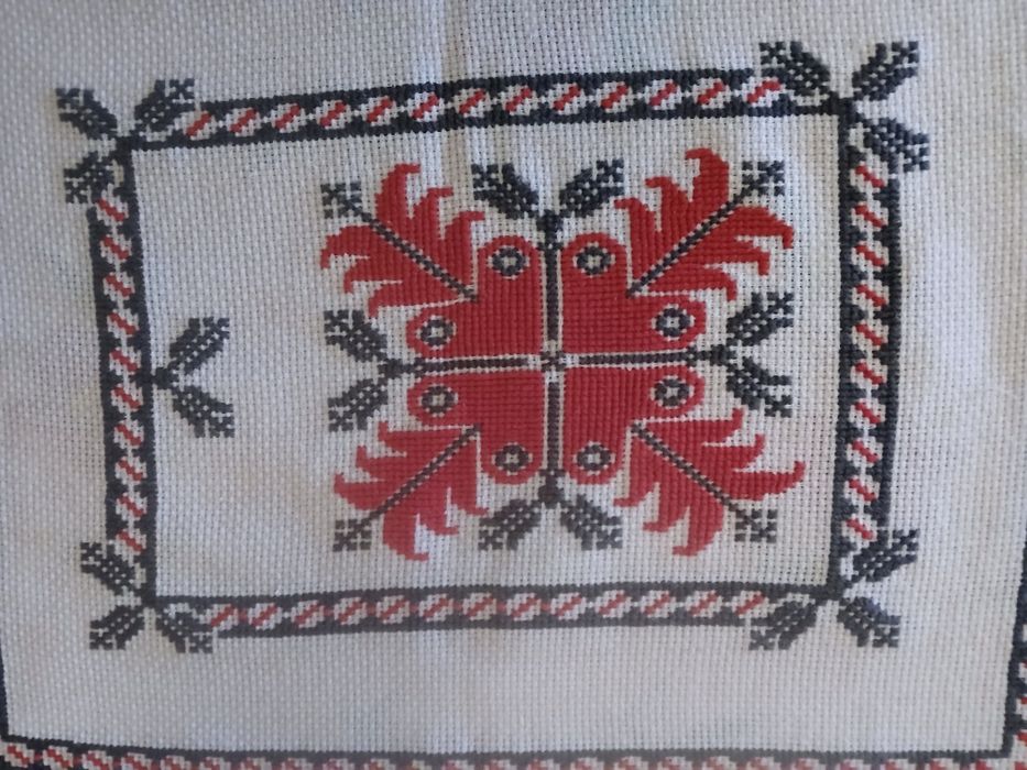 Fața de masă, cusută manual,motive nationale, 85× 70 cm