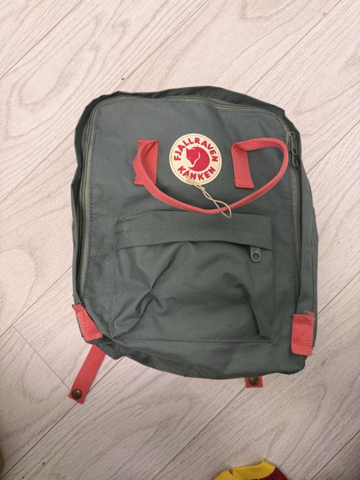 Se vand ghiozdane on claud si fjallraven