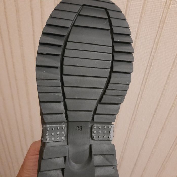 Продам кожаные ботинки Tiflani