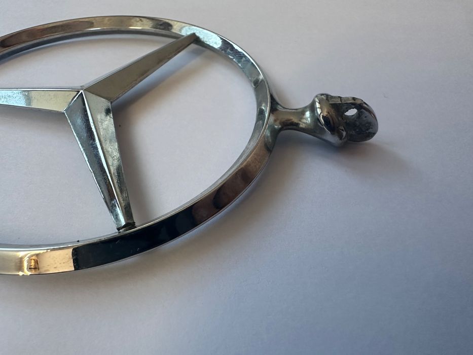 НОВА-Метална емблема Mercedes-Benz (вероятно от по-стари модели или ретро серии от 80-те години).
