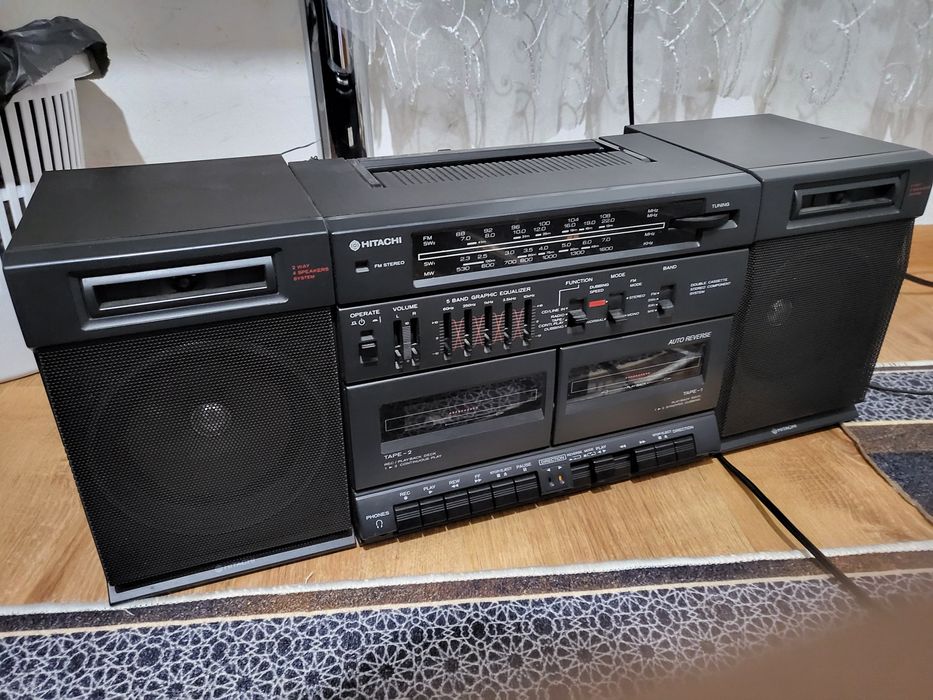 Vând casetofon/Radio HITACHI impecabil