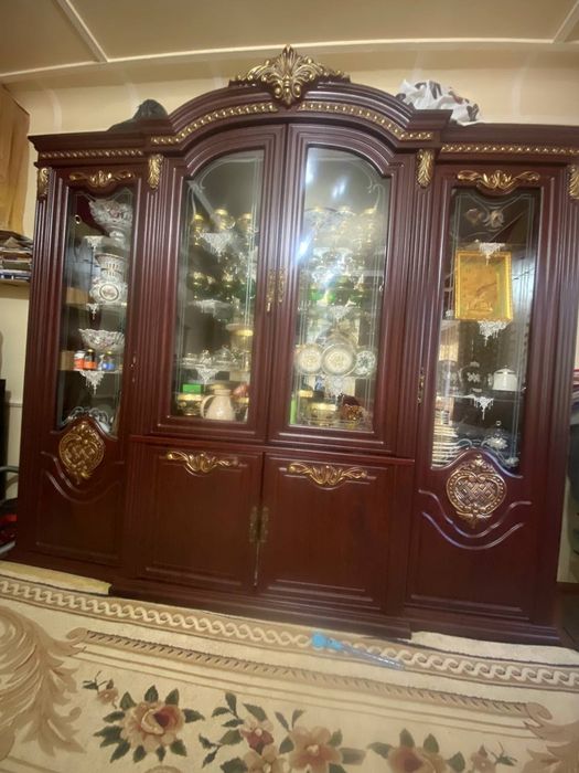 Сервант бутун янгидай кўп ишлатилинмаган