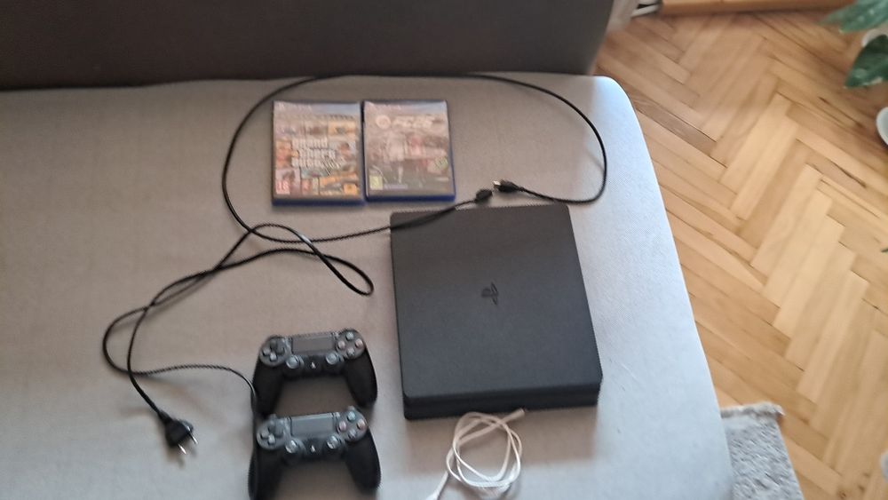 Playstation 4 + 2 джойстика + gta5 + fc26 + кабел hdmi + зарядно за джойстик + и кабели