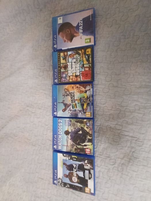PS4 slim, 5 jocuri, 2 manete, cablu hdmi si cablu de PS4