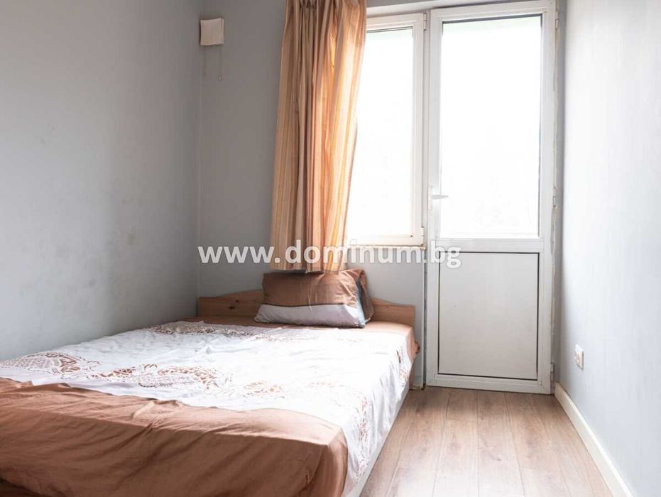 Продава се обзаведен тристаен апартамент на бул. Прага