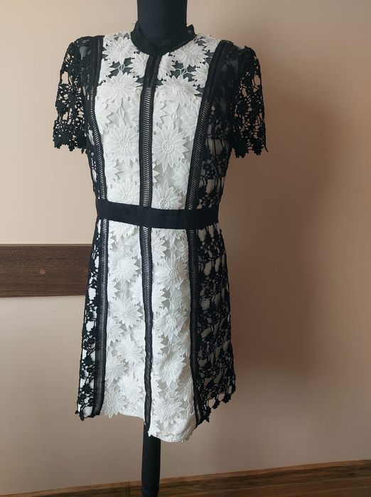 Chi Chi London красива дамска рокля от дантела