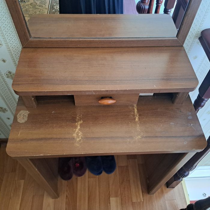 Продам туалетный столик