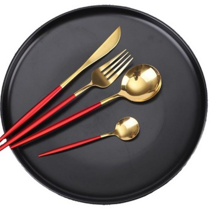 Комплект прибори за хранене от 24 части с луксозен дизайн и магнитна к