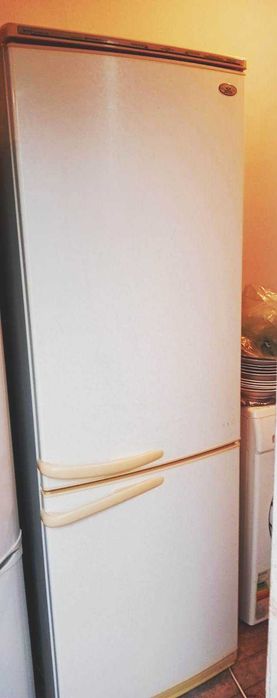 Продам холодильник большой Атлант  отлично работает без проблем