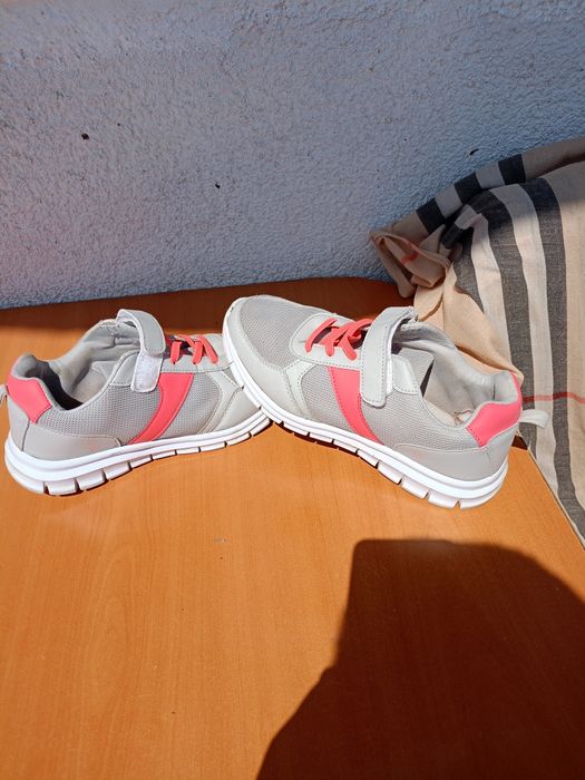 Vând pantofi sport, purtați dat in stare buna, mărimea 38, produs de c