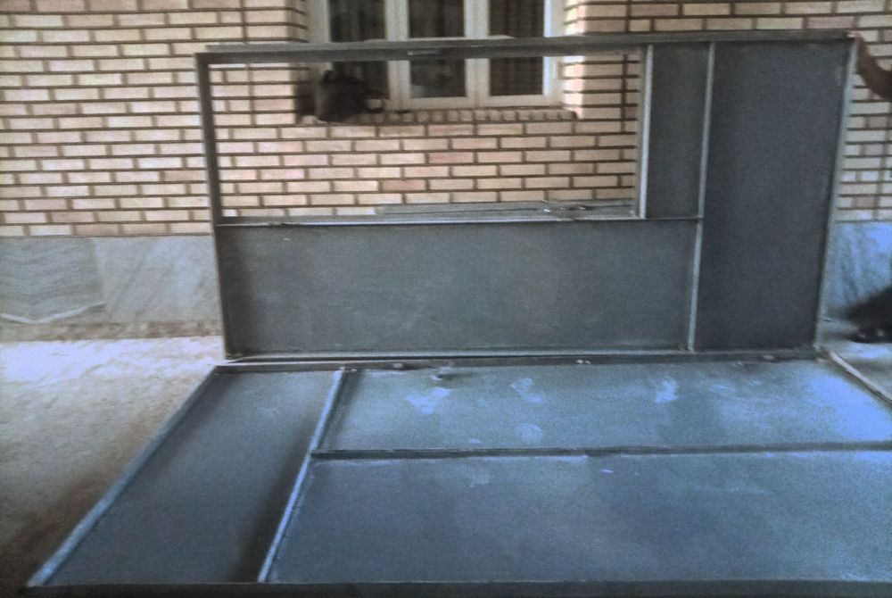 Darvozaning  Ikki qanoti sotiladi korobkasi yo’q.
Qalin mustahkam
9 kv
