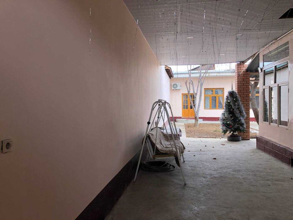 Участок возле гимнастики в юнусабаде