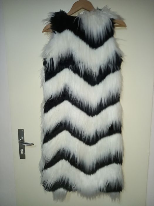 Елек бяло и черен пух