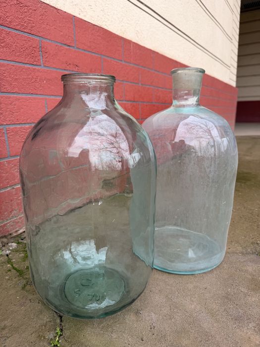 10 литр бутили   За одна 1- штуку  100’ 000 тич   Есть 18 штук по 10 л