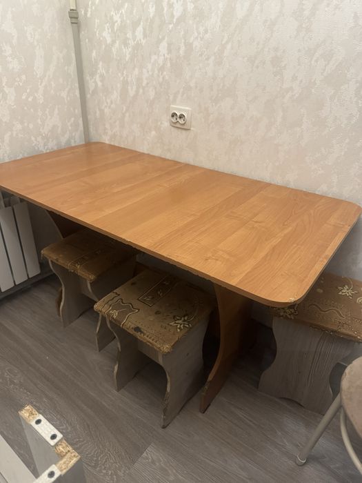 Стол со стулями