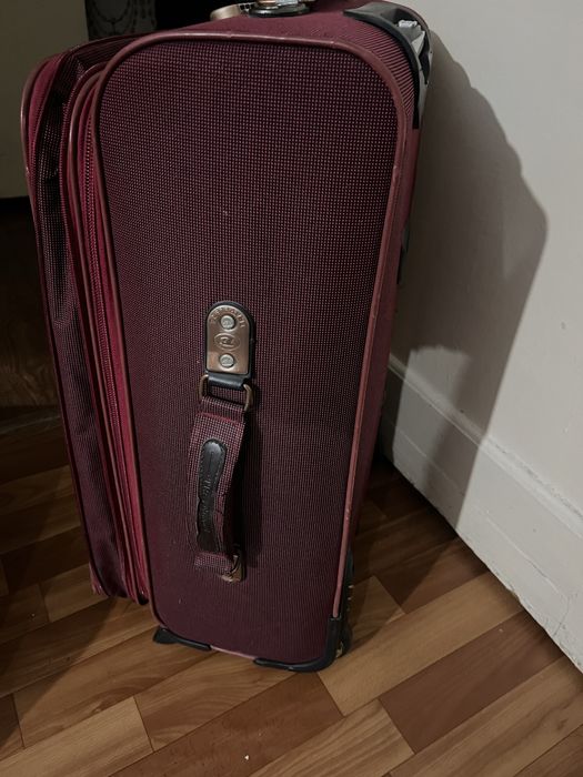 Чемодан 7500тг.,бордовый ,14000