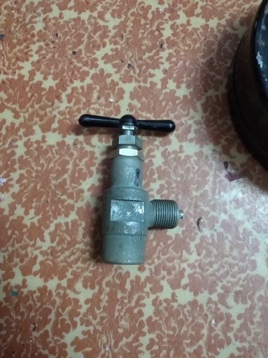 Манометр механический.