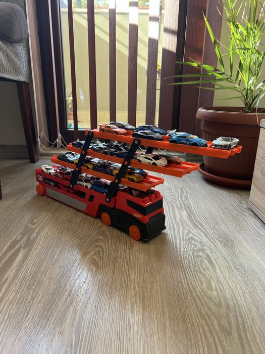 Hot Wheels комплект – камион + много коли