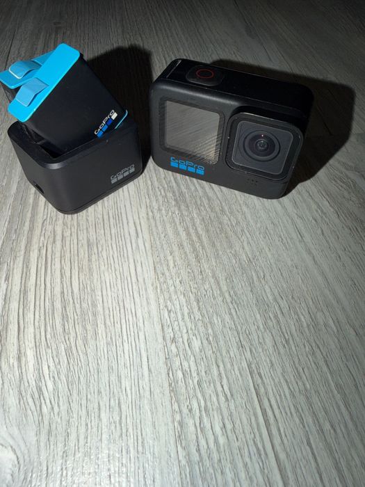 Cameră de acțiune GoPro HERO 10– Full HD/4K, stabilizare, accesorii incluse + încărcător dual