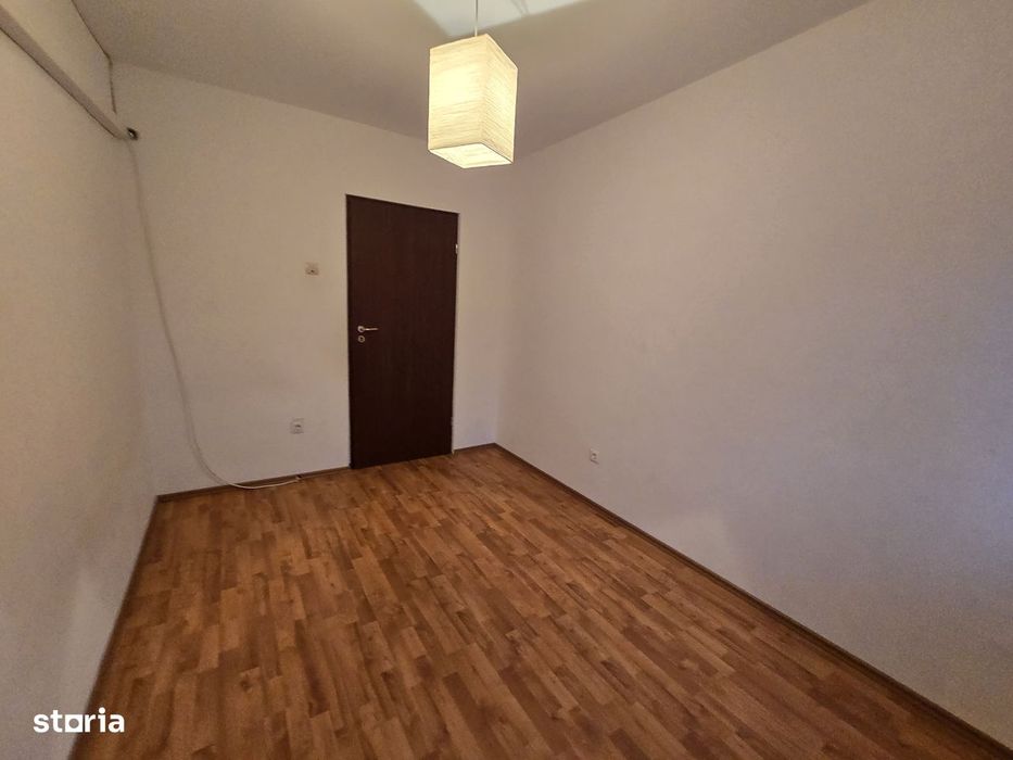 3 camere zona P-ța centrală priveliște spre pădure si râul Bistrița!