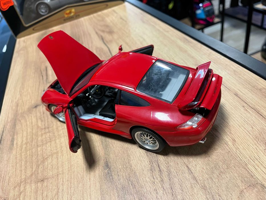 Метална колекционерска количка модел  BBURAGO PORSCHE GT3 1999г.1:18