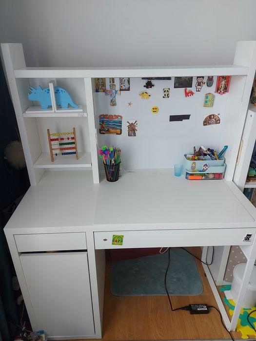 Birou Micke Ikea și scaun