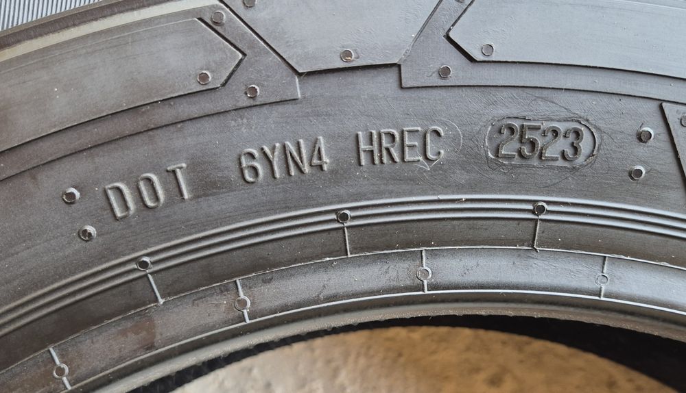 O bucată 175/75 R16C M+S iarnă - una Continental