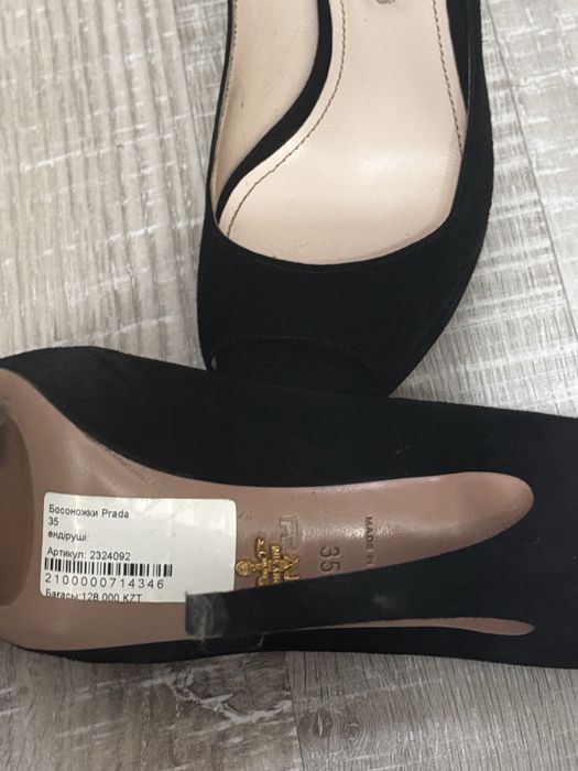 Оригинальный туфли “Prada”.
