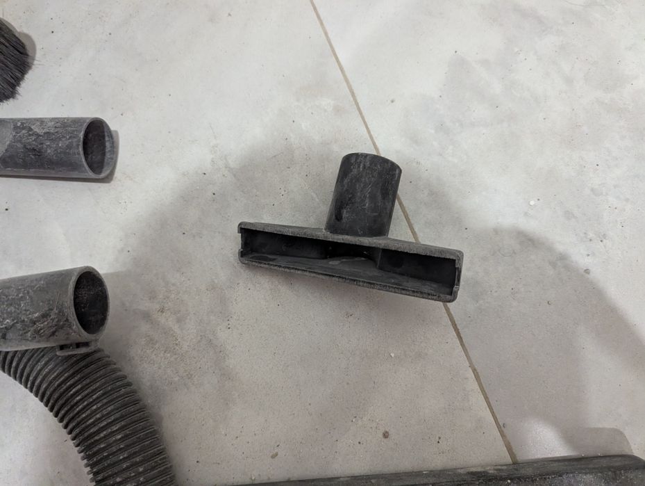 Шланг от пылесоса и три насадки