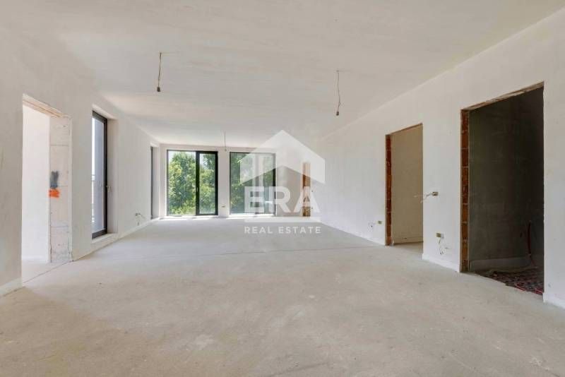 Прекрасен четиристаен апартамент с невероятни гледки към града и плани