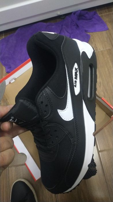 Кроссовки Nike Air Max 90 в черном цвете.