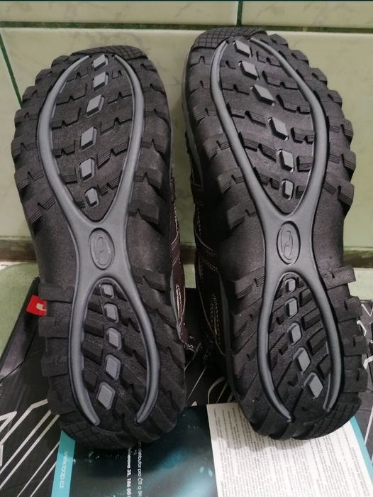 Pantaloni sport numărul 45