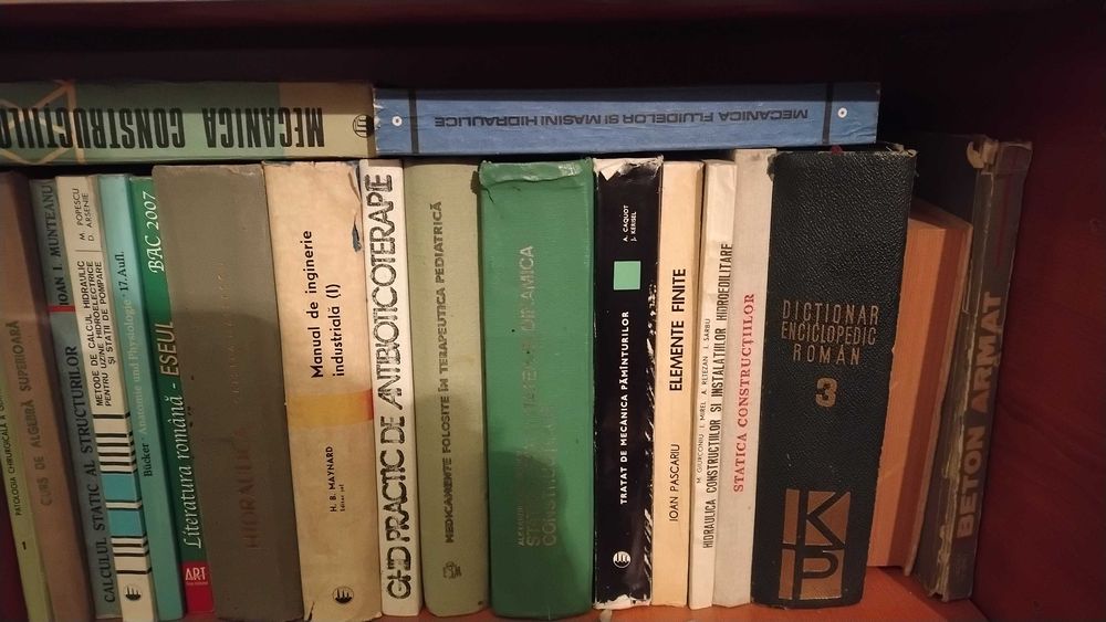 Lichidez bibliotecă 3000-4000 de cărți