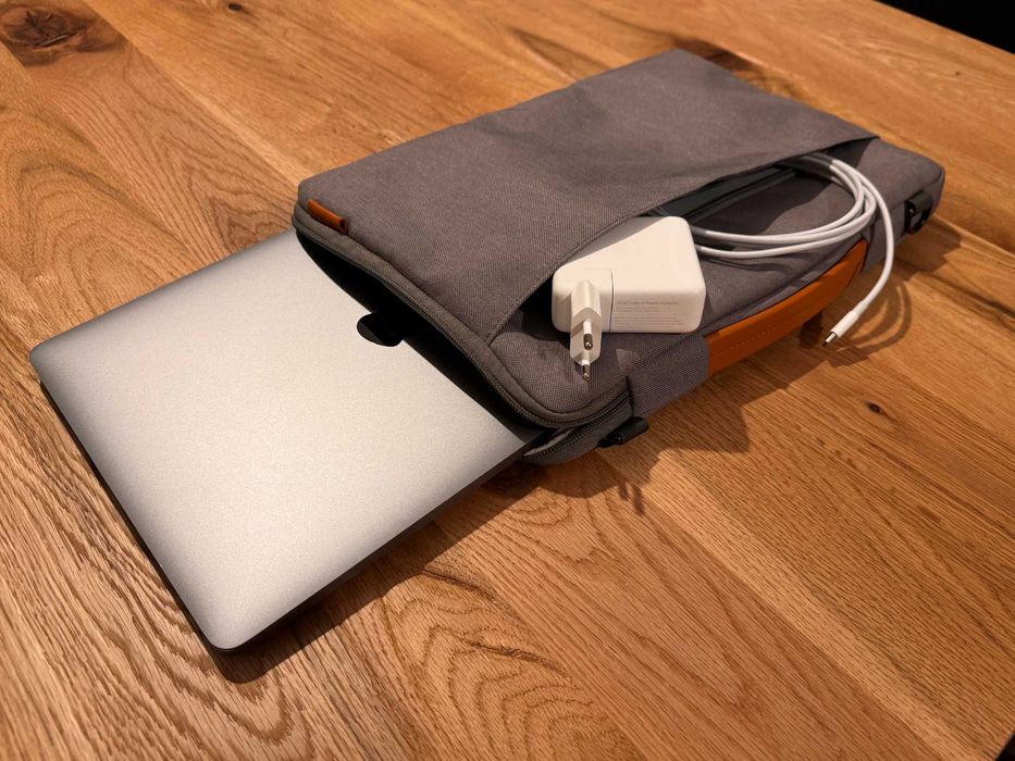 MacBook Pro Apple M2 13 inch 2022 Touchbar 8GB - 44 cicluri