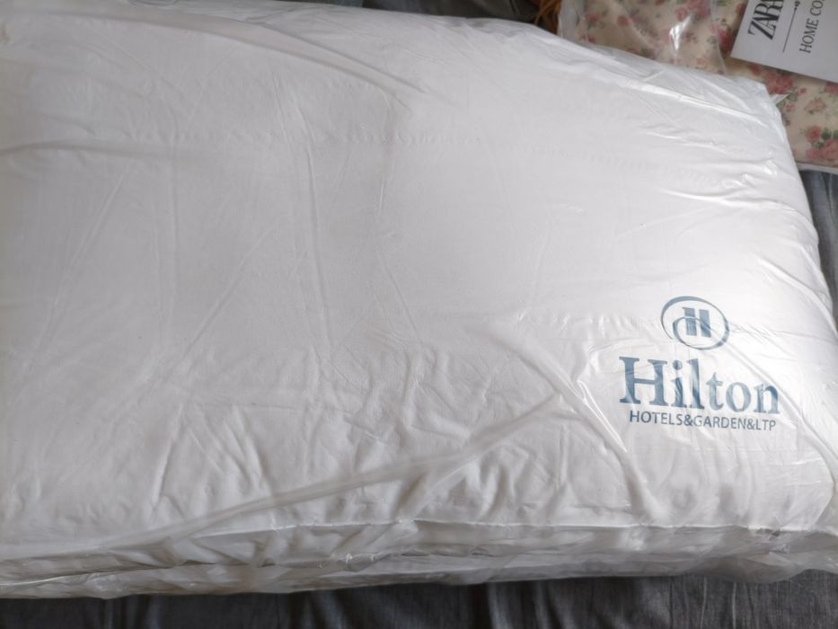 Одеяла и подушки Hilton