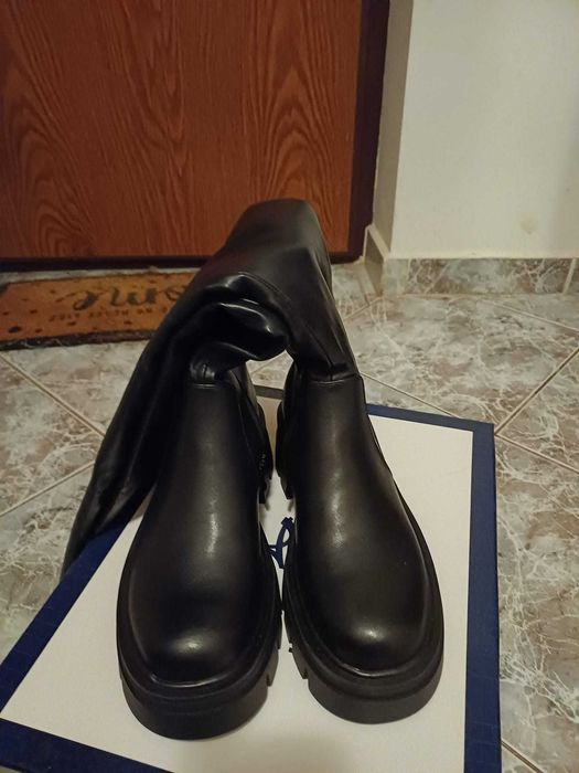 Cizme negre peste genunchi