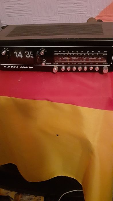 Радио с часовник TELEFUNKEN.