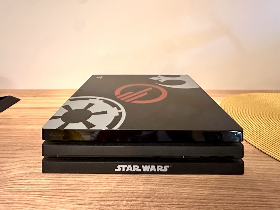 Limited Edition Star Wars Playstation 4 PRO  1TB + подарък две игри