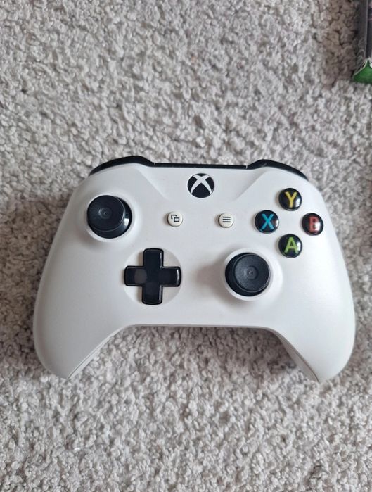 Xbox One S + 2 Manete + 3 Jocuri Fizice