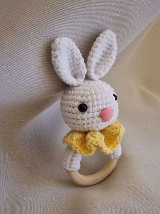 Плетена бебешка дрънкалка зайче