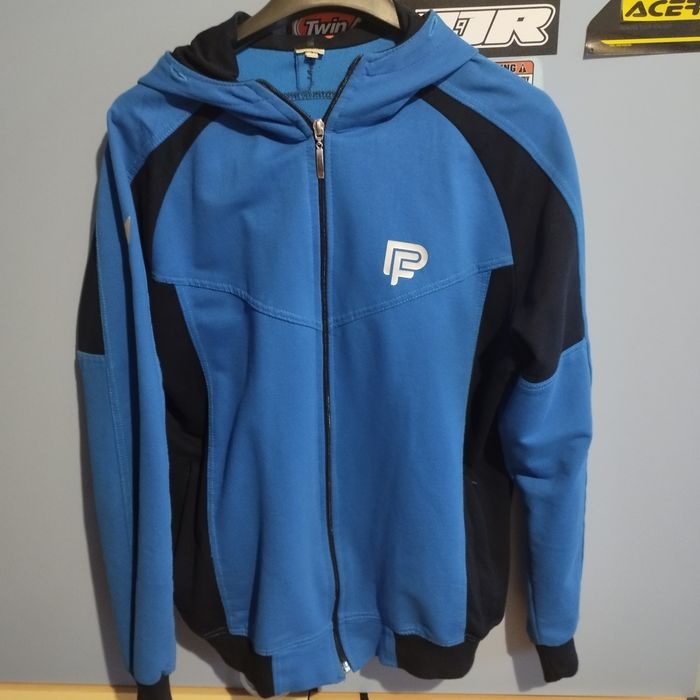 Предлагам ватирани якета,суичър и елек.Различни размери.По 5 евро