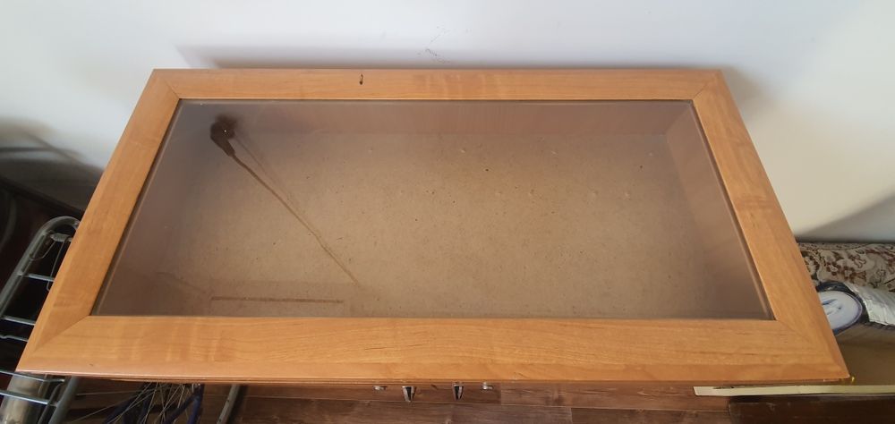 Стол. Тумбочка витрина.