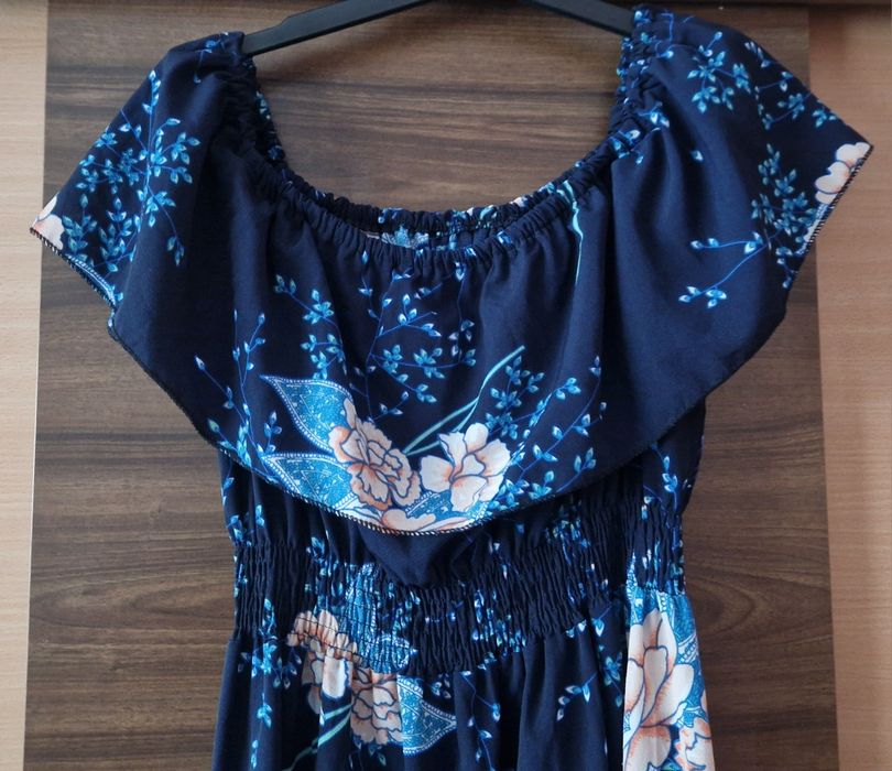 Rochie lungă cu volan pe umeri si bust