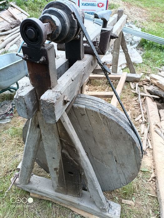 Strung vechi  din lemn cu acționare la peda