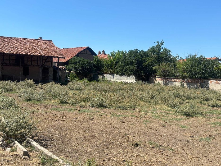 ПРОСТОРЕН ПАРЦЕЛ в центъра на с. Каравелово