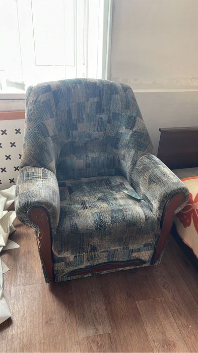 Отдам бесплатно диван с креслами !