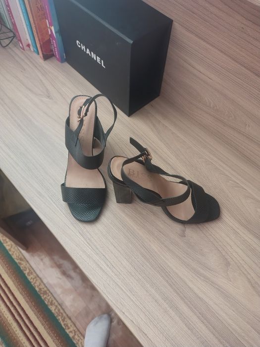 Продам босоножки, очень красивые!