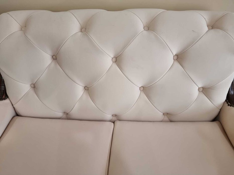 Диван с дърворезбовани елементи