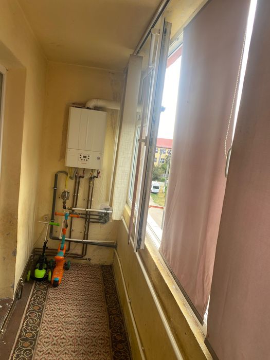 Vând apartament la Bocșa română 3 camere 2 băi balcon apartamentul are o suprafață de 100mp mai multe Detali la telefon